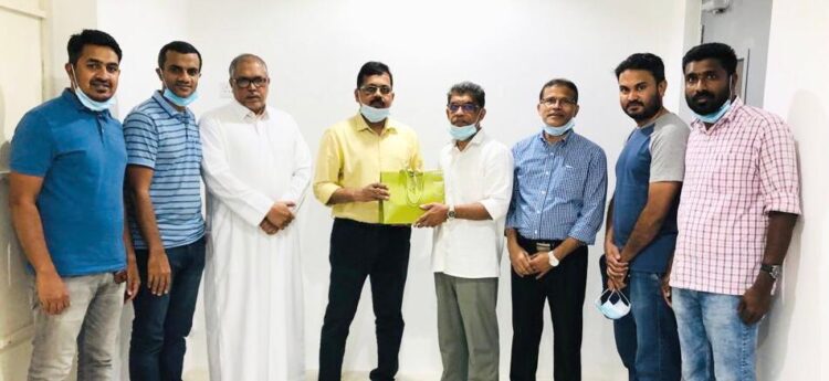 ടി.ടി അബ്ദുറഹ്മാനു ഫോറം പ്രസിഡന്റും ഭാരവാഹികളും ഉപഹാരം കൈമാറുന്നു