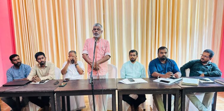 ഐ എസ് എം സംസ്ഥാന എക്സിക്യൂട്ടീവ് അസീസ് മാസ്റ്റർ (കെ എൻ എം മർകസുദ്ദഅവ മലപ്പുറം ഈസ്റ്റ് ജില്ലാ സെക്രട്ടറി) ഉദ്ഘാടനം ചെയ്യുന്നു